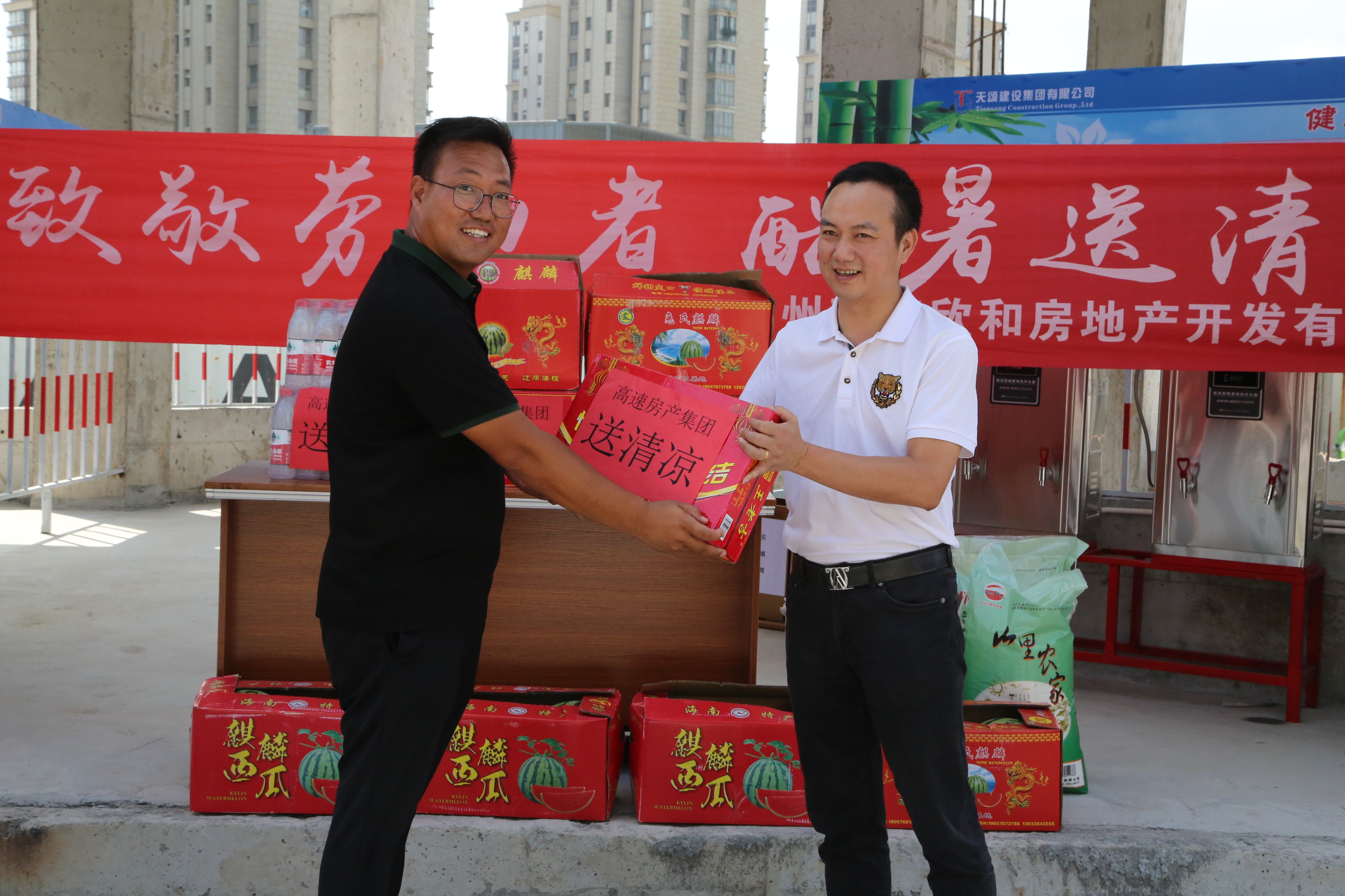 1626744447380513.jpg 圖為臺(tái)州高速集團(tuán)副總經(jīng)理羅小將在云禧悅府項(xiàng)目工地生活區(qū)送清涼.JPG