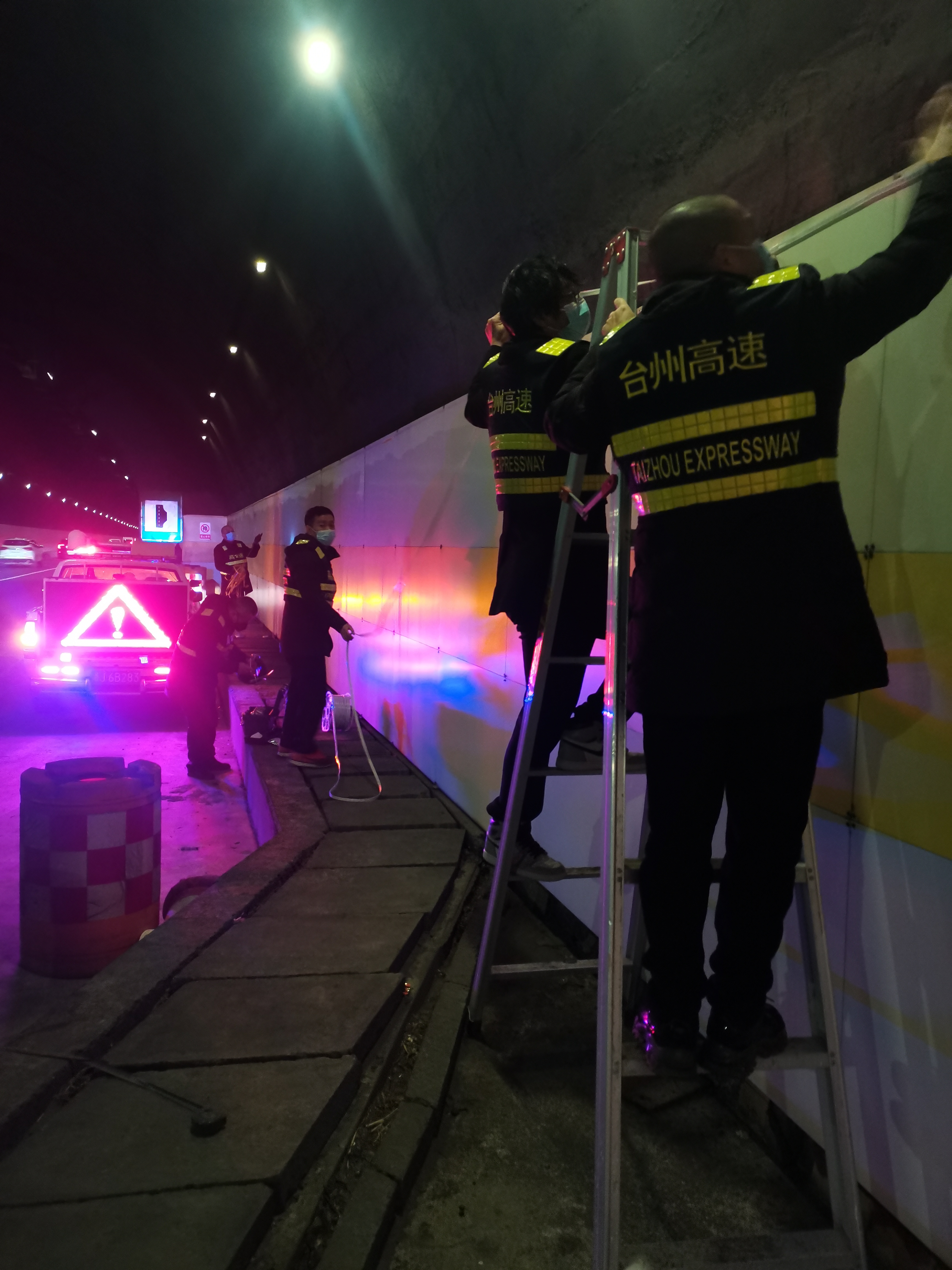 1673204390289197.jpg 安裝停車帶照明燈帶現(xiàn)場程常攝.jpg