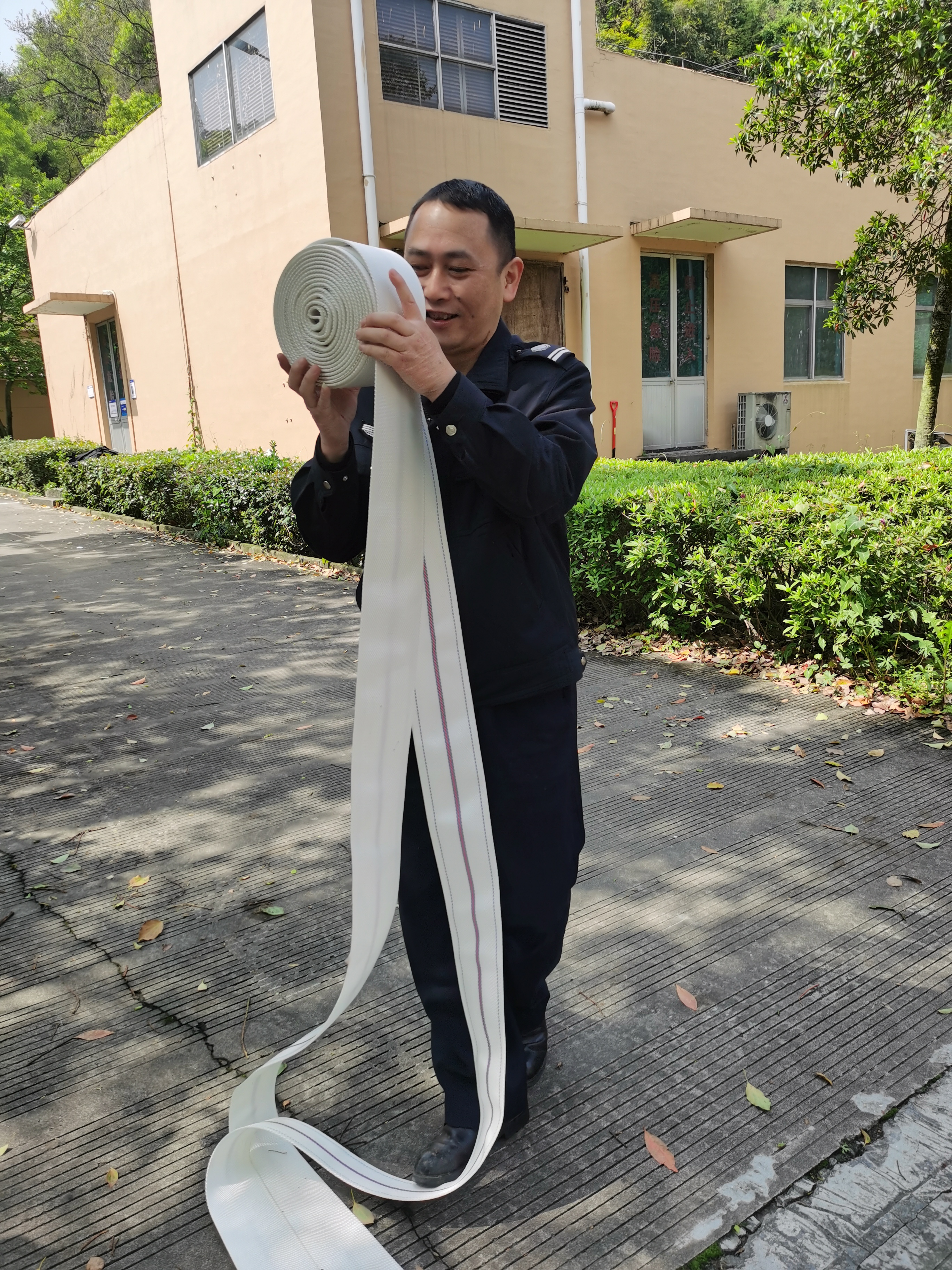 1681342904338611.jpg 2023.04.12隊員們在收水帶 陳智慧攝.jpg