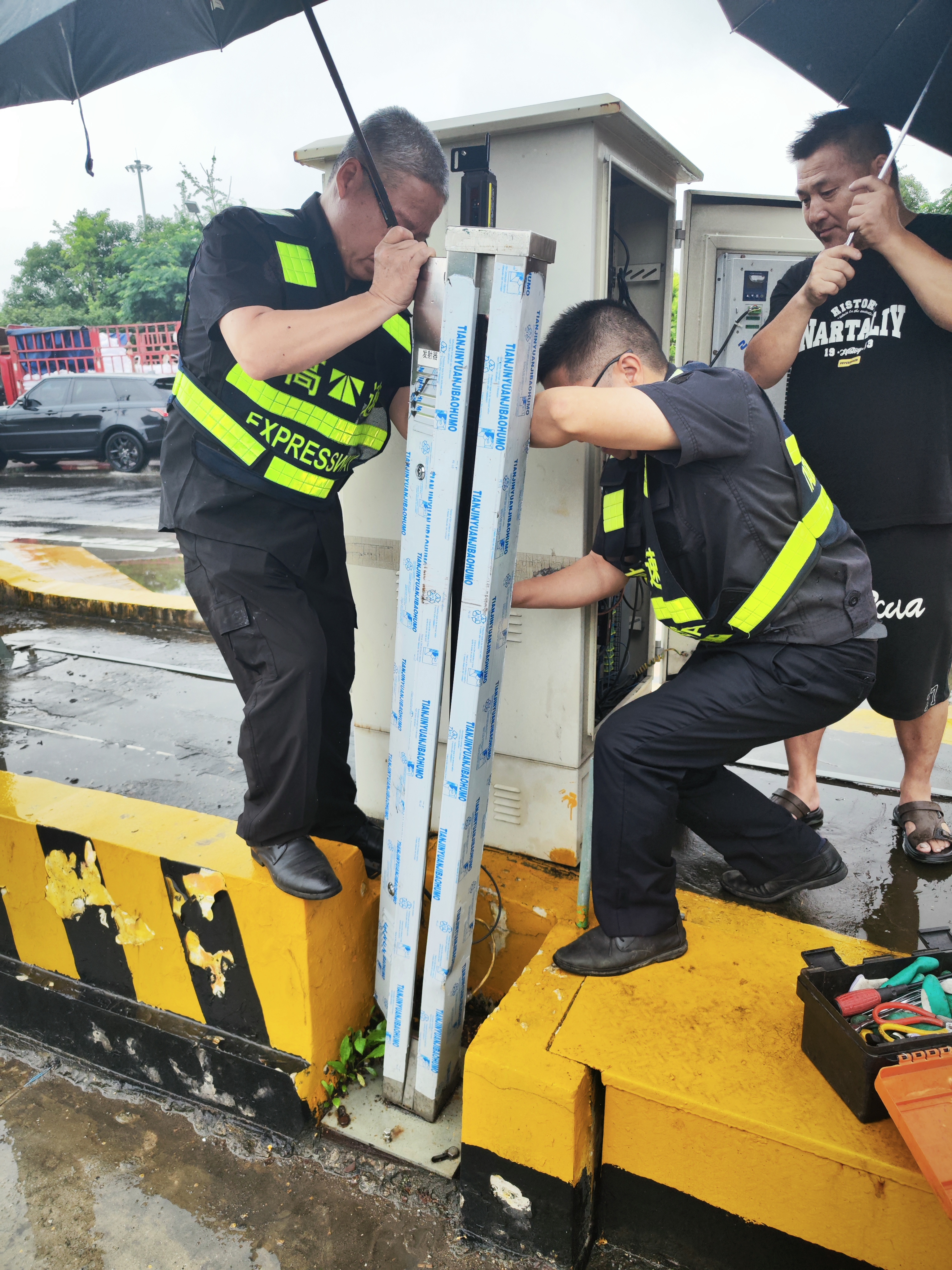 1718614654274472.jpg 現(xiàn)場拆除光幕內芯2.jpg