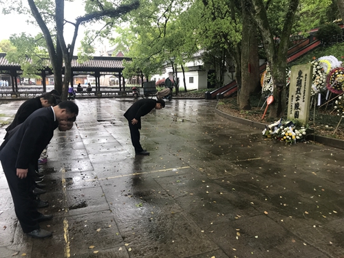 圖為向革命先烈鞠躬默哀  程劍攝_副本.jpg