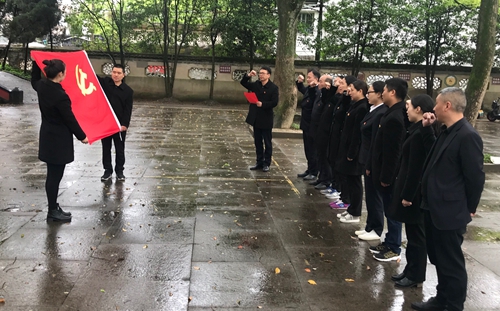 圖為重溫入黨誓詞  程劍攝_副本.jpg