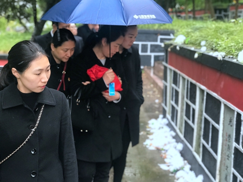 圖為瞻仰烈士墓碑  陳瑩攝_副本.jpg