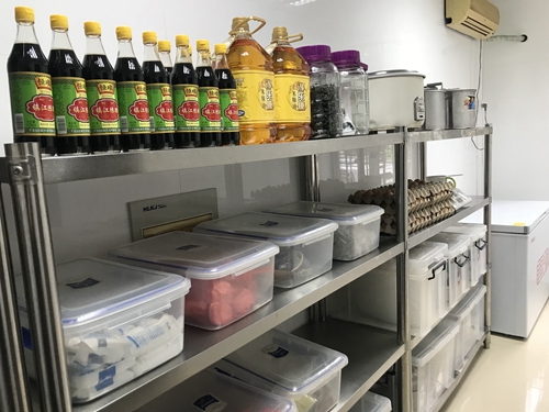 圖為食堂倉(cāng)庫(kù)間   陳瑩攝_副本.jpg