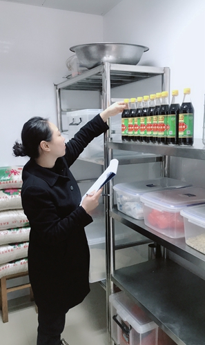 圖為工作人員檢查倉(cāng)庫(kù)存儲(chǔ)情況   徐蘇蘇攝_副本.jpg