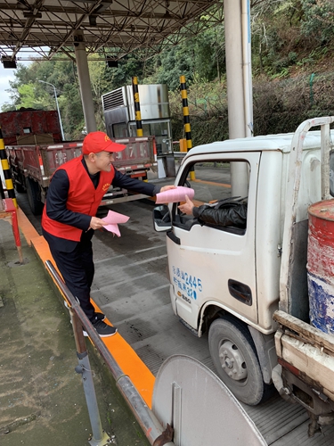 1  圖為志愿者在車道向過(guò)往司乘發(fā)放《高速行車交通安全宣傳單》   陳瑩攝1_副本.jpg