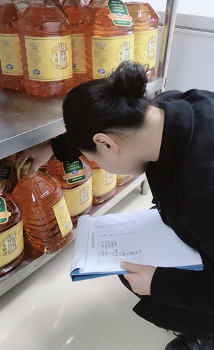 圖為工作人員檢查食品有效日期  徐蘇蘇攝_副本.jpg