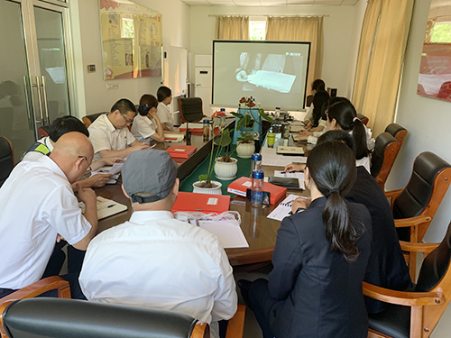 圖為與會人員觀看《驕傲》廉政微視頻    王娟攝。.jpg