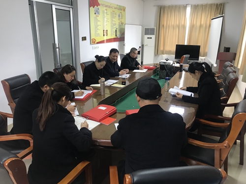 20181212  臨海南收費(fèi)所黨支部組織學(xué)習(xí)《中國共產(chǎn)黨支部工作條例(試行)》  徐蘇蘇攝_副本.jpg