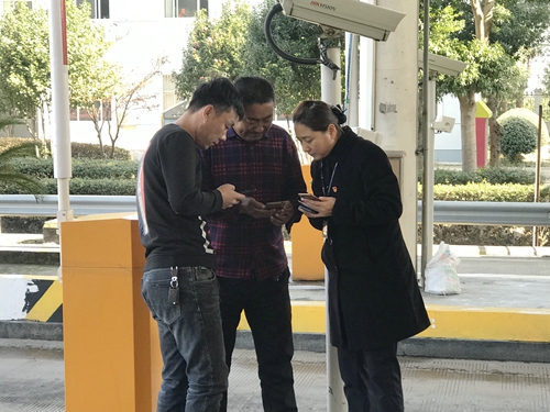 圖為為司乘人員提供路況信息  陳瑩攝_副本.jpg