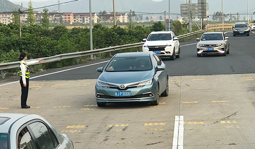 圖為工作人員廣場疏導(dǎo)車輛  陳瑩攝.jpg