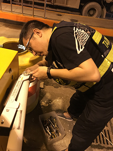 圖為堅(jiān)守一線的工作人員  陳瑩攝.jpg