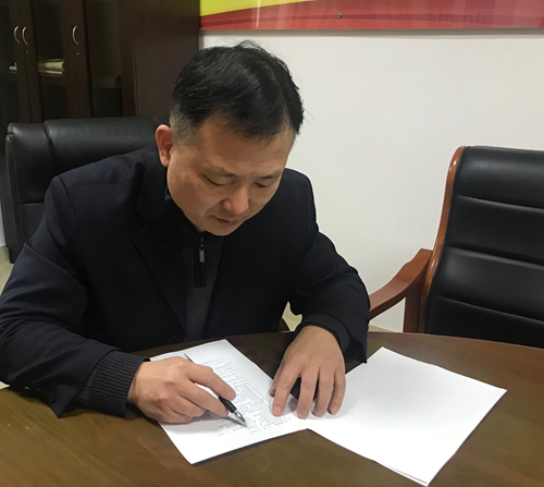 圖為考試現(xiàn)場(chǎng)認(rèn)真答題  陳瑩攝_副本.jpg