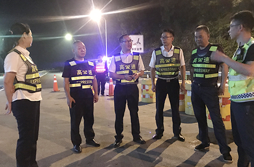 圖為集團(tuán)副總經(jīng)理章海峰帶隊(duì)檢查分流準(zhǔn)備情況   陳瑩攝99.jpg