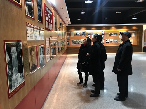 2各黨員游覽館內(nèi)展板內(nèi)容,瞻仰革命先烈,緬懷先烈事跡  陳瑩攝.jpg